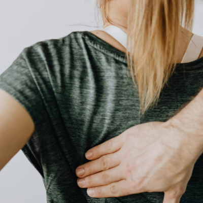 Eine Frau mit Rückenschmerzen