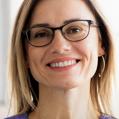 Eine Ärztin in violettem Kittel