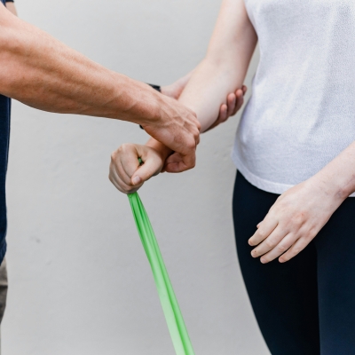 Eine Person macht Dehnübungen