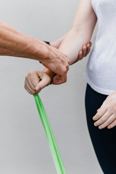 Eine Person macht Dehnübungen